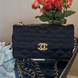 CHANEL 1980 Vintage Black Quilted Shoulder Bag with Gold Chain